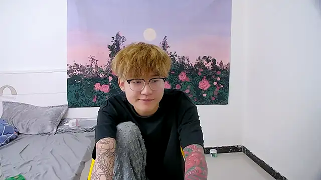 KK-cuteboy online show from April 15, 2026, 7:58 pm