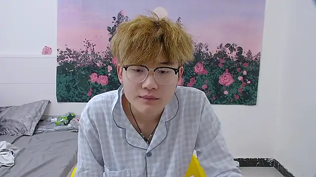 KK-cuteboy online show from April 19, 2026, 4:12 am