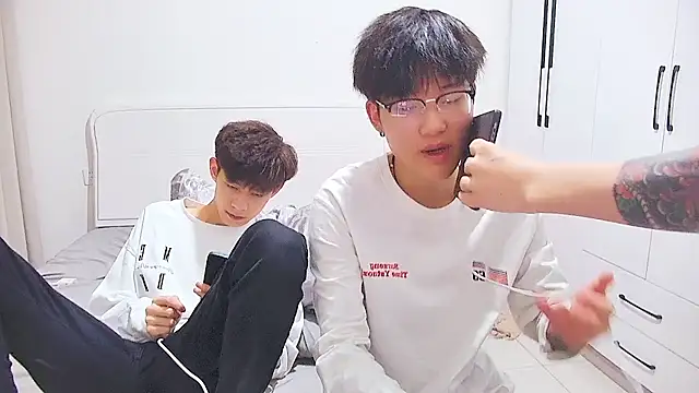 KK-cuteboy online show from June 10, 2026, 11:53 am