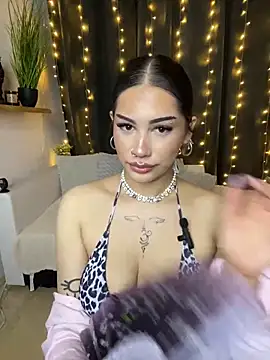LoraShines online show from June 11, 2026, 5:55 pm