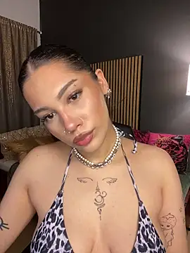 LoraShines online show from June 20, 2026, 10:51 am