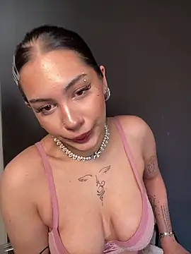 LoraShines online show from July 20, 2026, 1:24 pm