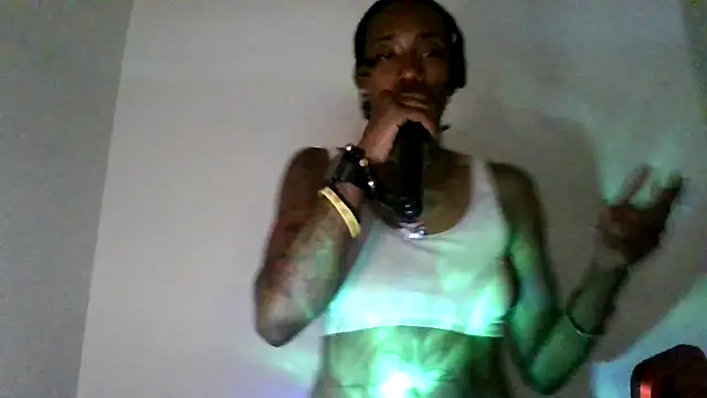 Snapshot of dezzidavill chatting on June 22, 2026, 7:00 pm dezzidavill online show from June 22, 2026, 7:00 pm