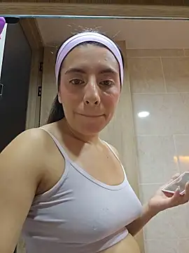 Snapshot of Meganthomson chatting on November 14, 2025, 2:32 am Meganthomson online show from November 14, 2025, 2:32 am