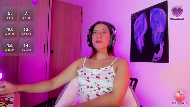 Snapshot of Meganthomson chatting on November 24, 2025, 11:37 pm Meganthomson online show from November 24, 2025, 11:37 pm