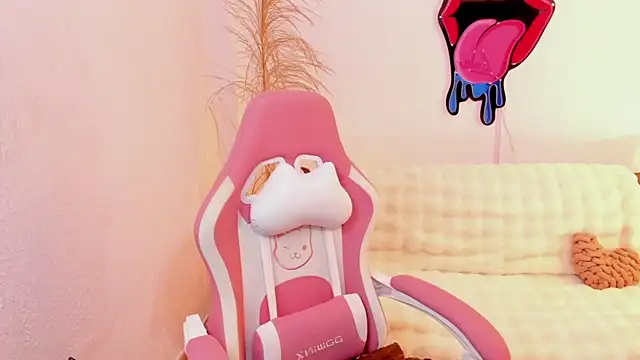 Snapshot of EmmaMyers1 chatting on October 19, 2025, 12:00 am EmmaMyers1 online show from October 19, 2025, 12:00 am