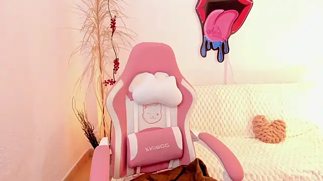 Snapshot of EmmaMyers1 chatting on October 24, 2025, 11:01 pm EmmaMyers1 online show from October 24, 2025, 11:01 pm