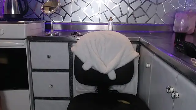 ZAMMIRA online show from December 3, 2025, 7:23 pm