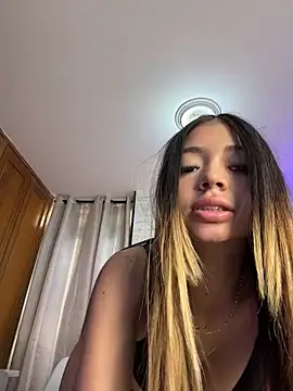Snapshot of HoneyMollyX chatting on June 15, 2026, 1:02 pm HoneyMollyX online show from June 15, 2026, 1:02 pm