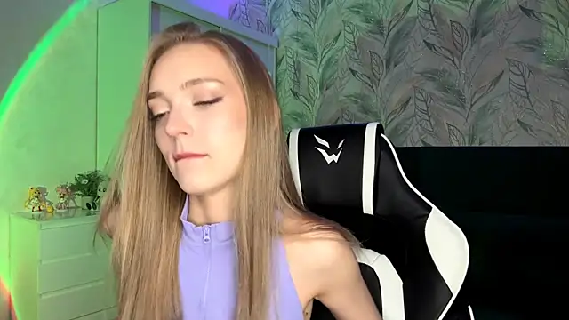 EvaPeace online show from October 30, 2025, 5:24 pm