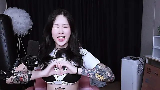 Snapshot of MISA_02 chatting on October 27, 2025, 4:11 pm MISA 02 online show from October 27, 2025, 4:11 pm