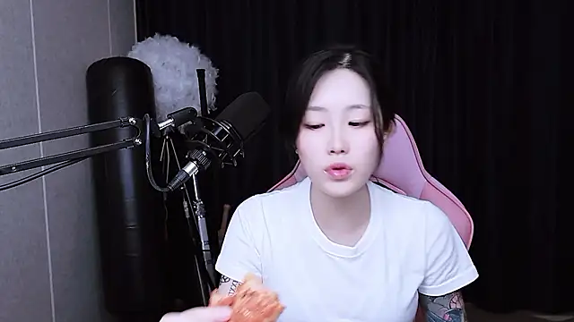 Snapshot of MISA_02 chatting on November 13, 2025, 12:48 pm MISA 02 online show from November 13, 2025, 12:48 pm