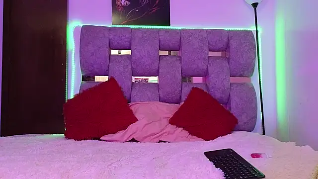 alix kitty online show from December 15, 2025, 8:02 pm