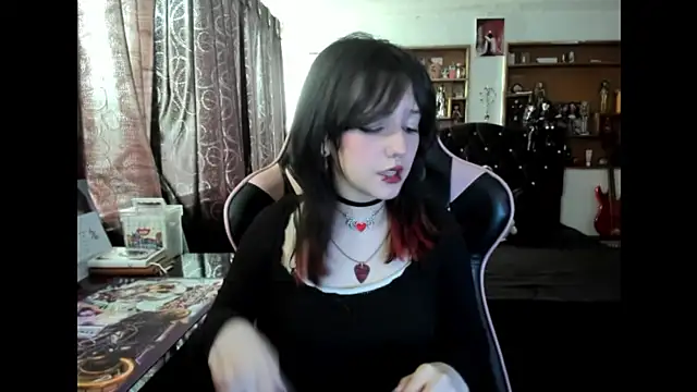 Maki Zein  online show from November 6, 2025, 4:30 pm