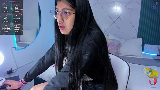 Snapshot of Briseida-White chatting on October 27, 2025, 1:37 pm Briseida-White online show from October 27, 2025, 1:37 pm