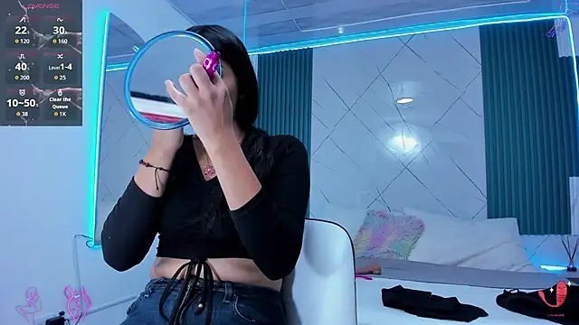 Snapshot of Briseida-White chatting on November 3, 2025, 1:45 pm Briseida-White online show from November 3, 2025, 1:45 pm