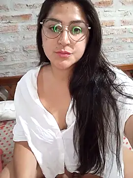 Snapshot of morenalatinaa chatting on April 6, 2026, 4:10 am morenalatinaa online show from April 6, 2026, 4:10 am