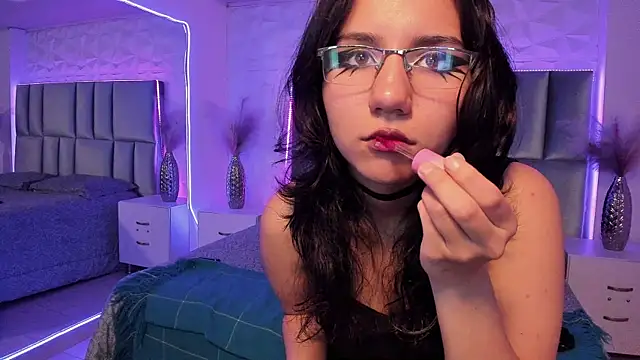 HollyPeach online show from December 18, 2025, 7:53 pm