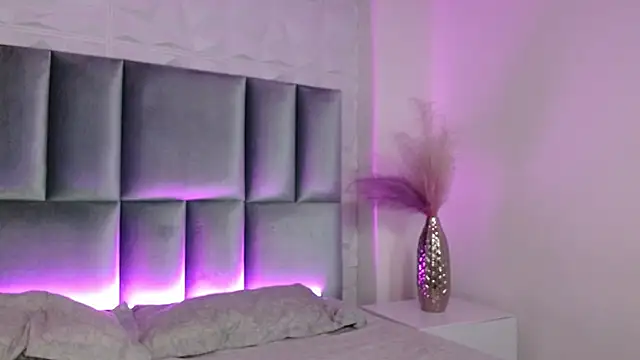 Snapshot of HollyPeach chatting on May 10, 2026, 6:24 pm HollyPeach online show from May 10, 2026, 6:24 pm
