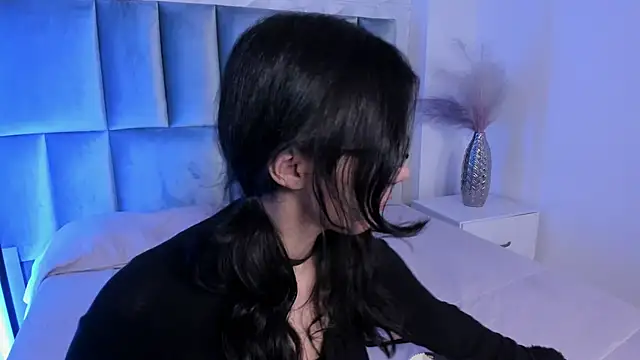 Snapshot of HollyPeach chatting on May 18, 2026, 7:52 pm HollyPeach online show from May 18, 2026, 7:52 pm