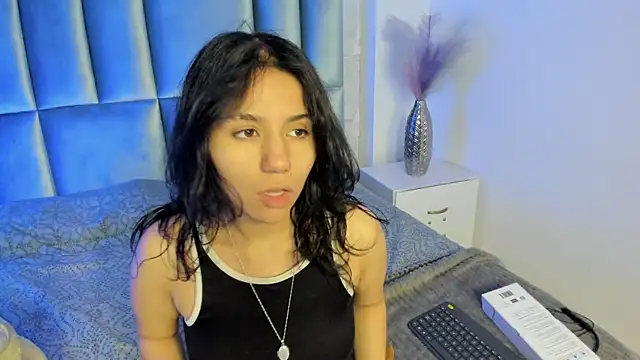 Snapshot of HollyPeach chatting on May 28, 2026, 7:33 pm HollyPeach online show from May 28, 2026, 7:33 pm