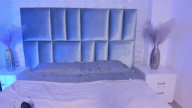 HollyPeach online show from July 17, 2026, 3:24 am