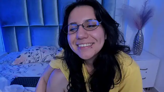 HollyPeach online show from July 28, 2026, 8:52 pm