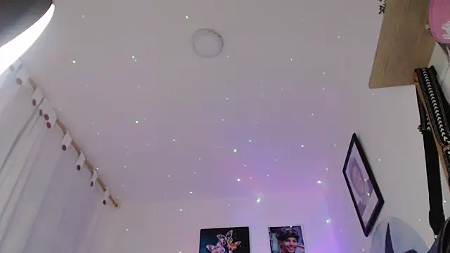 Snapshot of Queen_of_m111lk chatting on December 17, 2025, 1:55 am Queen of m111lk online show from December 17, 2025, 1:55 am