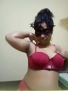 Expose Queen online show from December 2, 2025, 4:57 pm