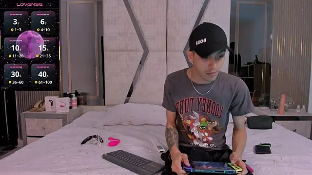 DerryAndIzzy online show from November 6, 2025, 2:07 pm