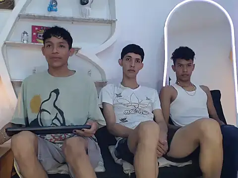 Snapshot of PYCS_BOYS chatting on October 12, 2025, 7:13 pm PYCS BOYS online show from October 12, 2025, 7:13 pm