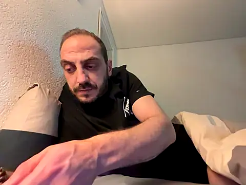 Snapshot of AlexGogo23 chatting on January 6, 2026, 10:01 pm AlexGogo23 online show from January 6, 2026, 10:01 pm