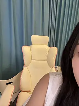 Snapshot of yiyi_3523 chatting on March 8, 2026, 2:32 pm yiyi 3523 online show from March 8, 2026, 2:32 pm