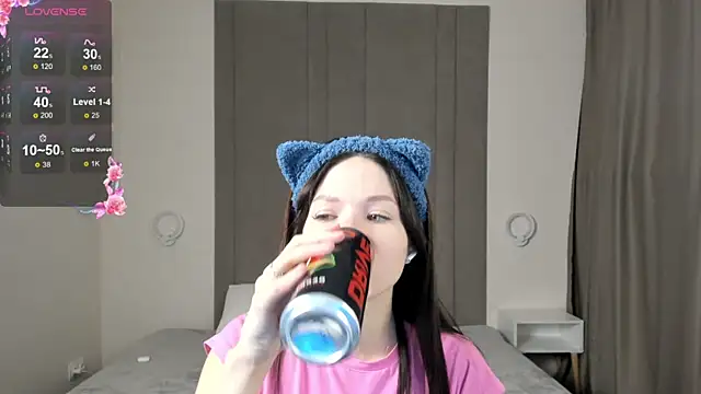 Snapshot of ChillGato chatting on November 17, 2025, 1:33 am ChillGato online show from November 17, 2025, 1:33 am