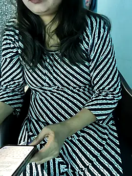 Snapshot of Model_Show01 chatting on November 21, 2025, 3:22 pm Model Show01 online show from November 21, 2025, 3:22 pm