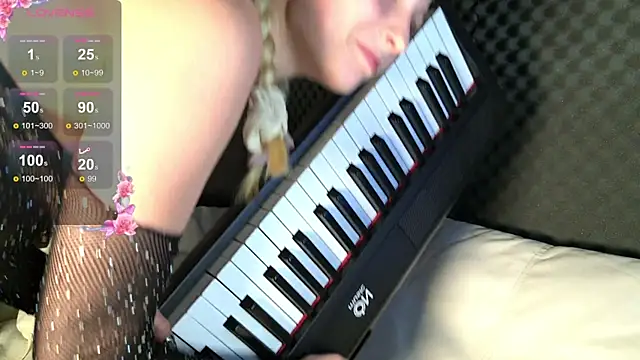 Snapshot of Fluffy_Cloude chatting on July 28, 2026, 4:39 pm Fluffy Cloude online show from July 28, 2026, 4:39 pm