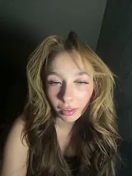 Snapshot of PoppyBabeMae chatting on November 18, 2025, 10:03 pm PoppyBabeMae online show from November 18, 2025, 10:03 pm