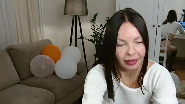 Snapshot of LittleNicolee chatting on November 5, 2025, 8:09 pm LittleNicolee online show from November 5, 2025, 8:09 pm