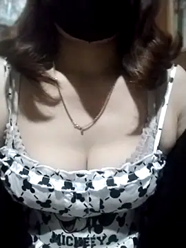 Snapshot of YiyinLy chatting on October 22, 2025, 12:05 pm YiyinLy online show from October 22, 2025, 12:05 pm