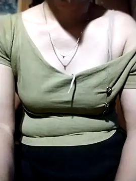 Snapshot of YiyinLy chatting on October 30, 2025, 8:42 pm YiyinLy online show from October 30, 2025, 8:42 pm