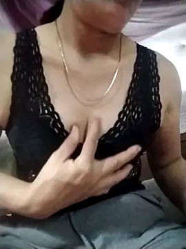 Snapshot of YiyinLy chatting on November 1, 2025, 11:23 am YiyinLy online show from November 1, 2025, 11:23 am