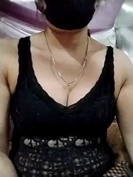 Snapshot of YiyinLy chatting on November 2, 2025, 12:07 pm YiyinLy online show from November 2, 2025, 12:07 pm