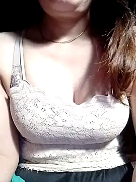YiyinLy online show from May 29, 2026, 9:24 pm