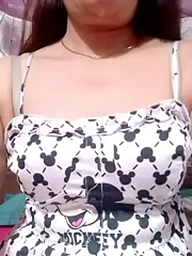 YiyinLy online show from June 10, 2026, 1:43 pm
