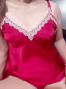 YiyinLy online show from June 17, 2026, 1:52 am