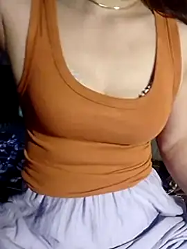 YiyinLy online show from June 24, 2026, 1:21 pm