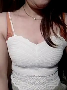 YiyinLy online show from June 26, 2026, 9:52 pm