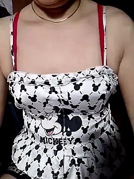YiyinLy online show from July 17, 2026, 8:57 pm
