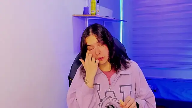 Snapshot of Emily_Lindey chatting on October 28, 2025, 3:10 am Emily Lindey online show from October 28, 2025, 3:10 am