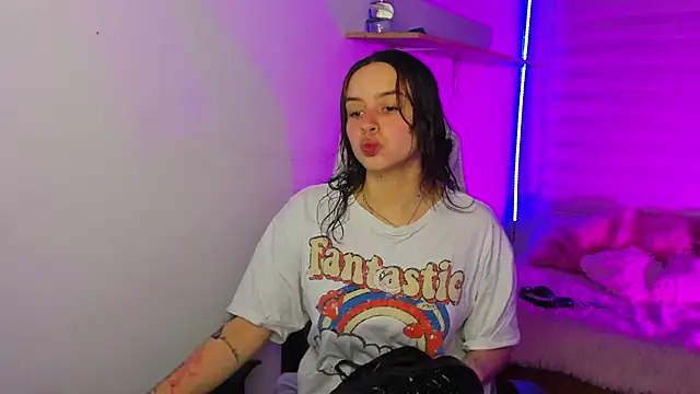 Snapshot of Emily_Lindey chatting on November 26, 2025, 3:18 am Emily Lindey online show from November 26, 2025, 3:18 am